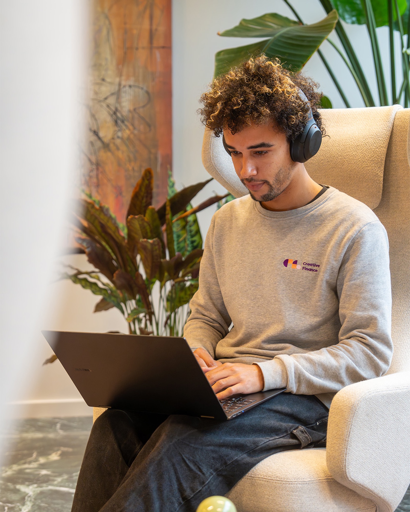 Humgy-member aan het werk met een laptop