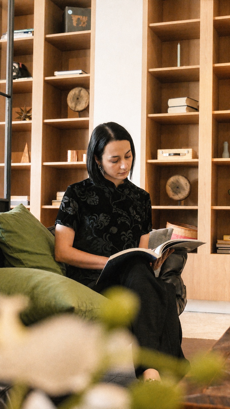Humgy-member leest in de coworkingruimte