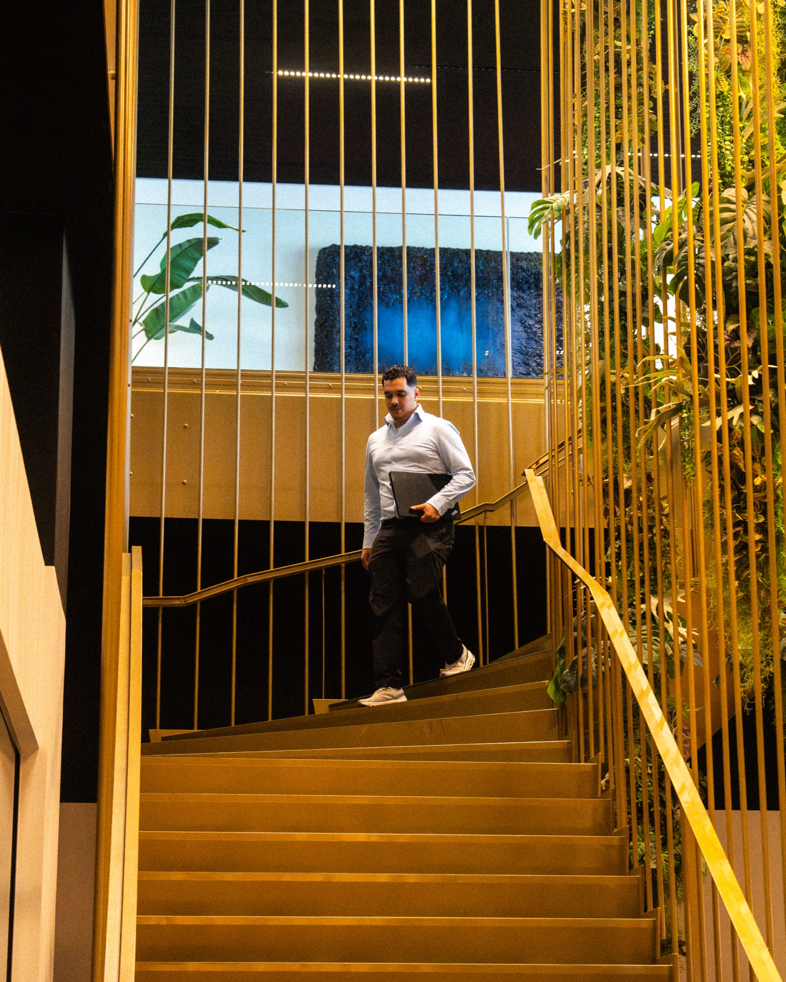 Humgy-member op de trap van de coworkinglocatie