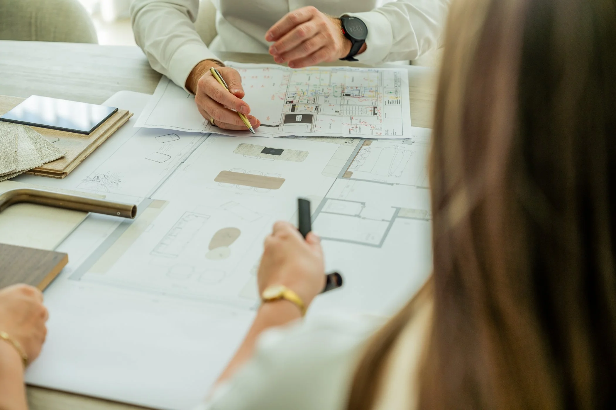 Interieurplannen op de werktafel van Imore