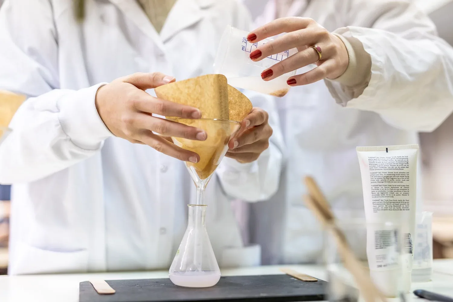 Leerling tijdens een practicum op Sint-Jan Berchmanscollege