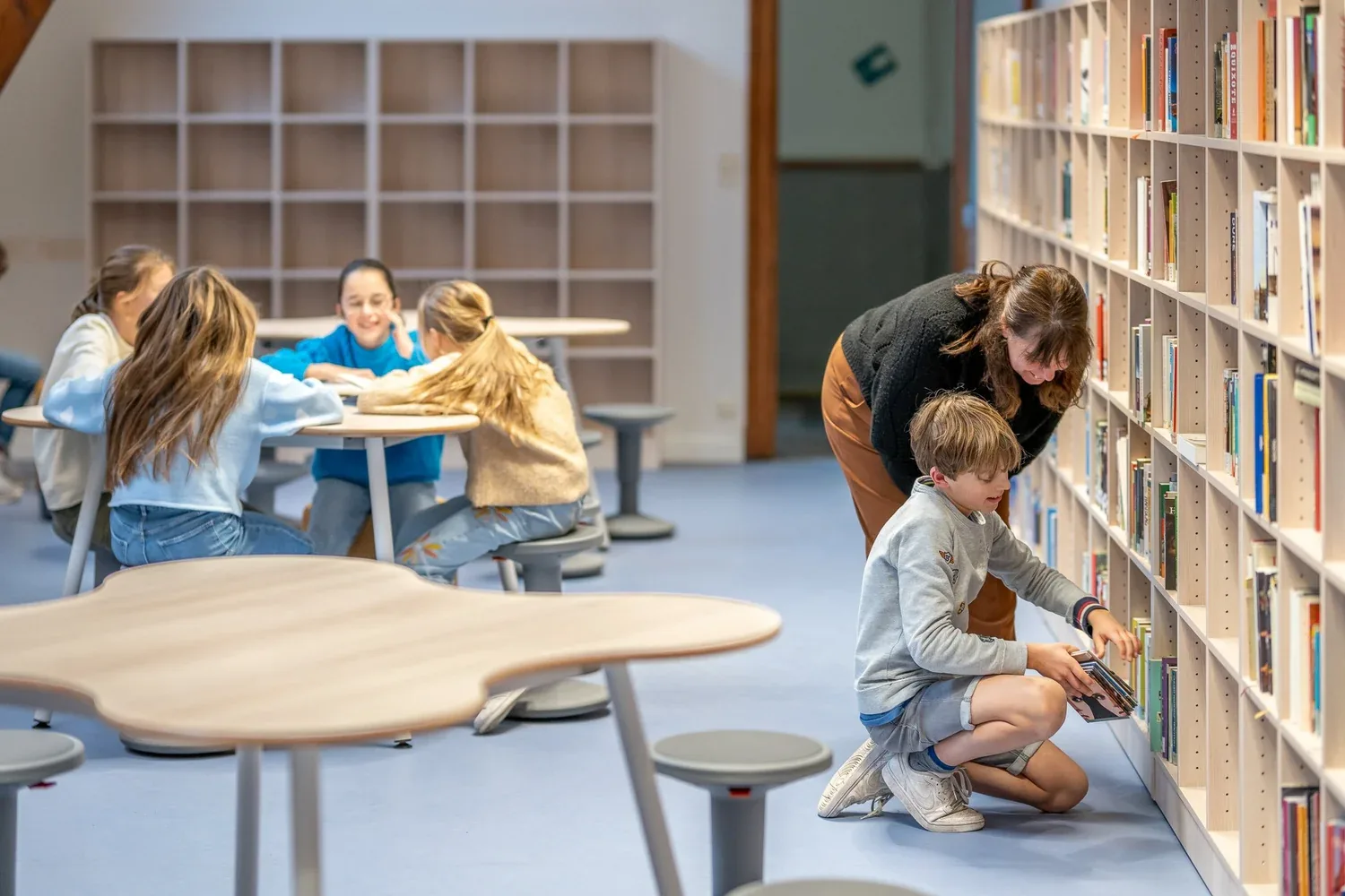 Leerlingen in de bibliotheek van Sint-Jan Berchmanscollege