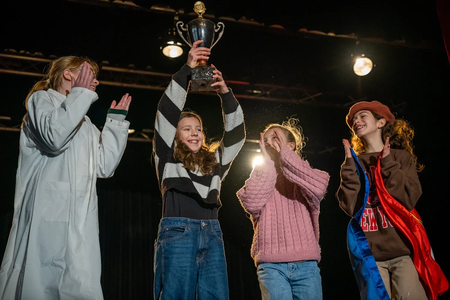 Leerlingen op het podium tijdens de SJB-videoclip