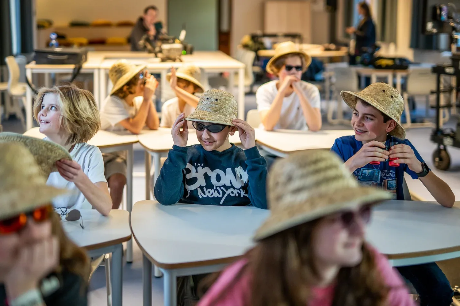 Leerlingen in de klas tijdens de SJB-videoclip