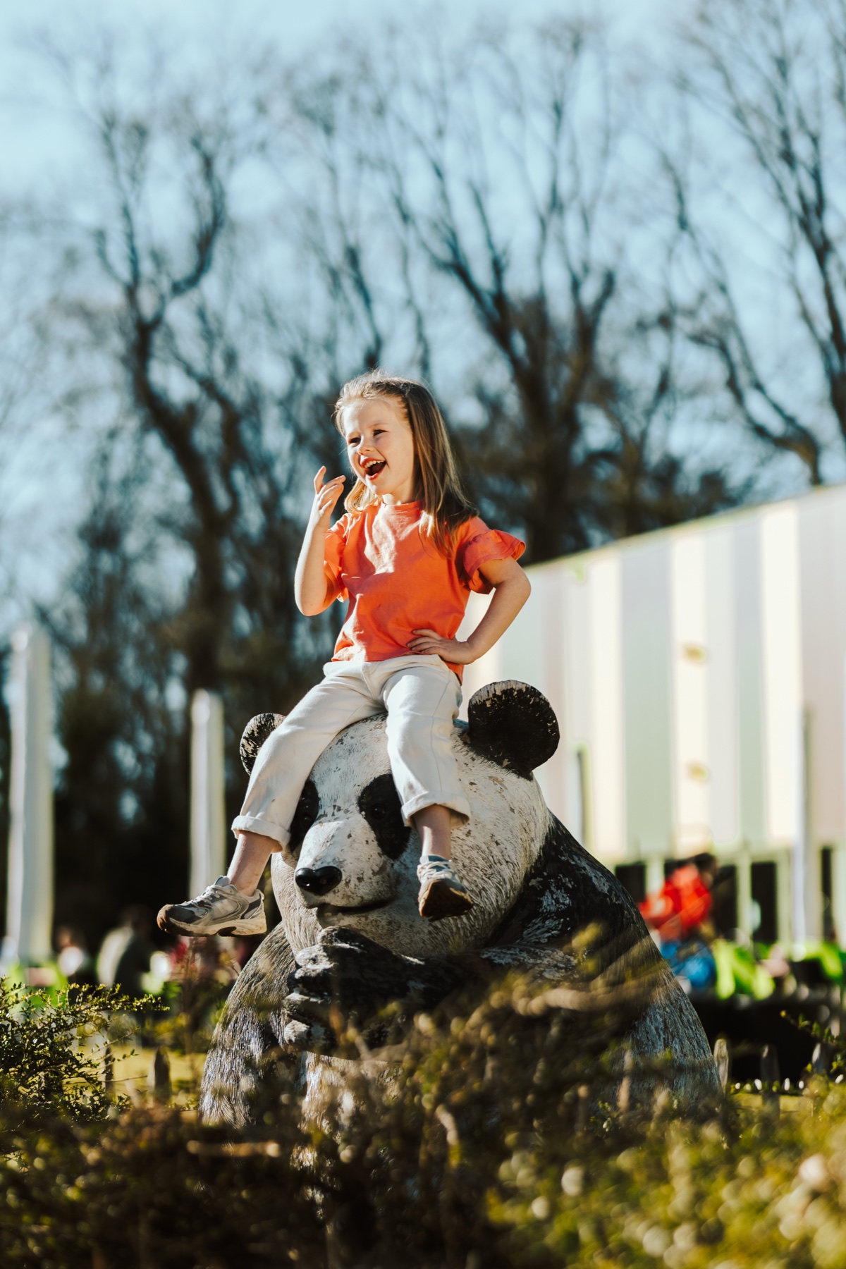 Kind op pandabeeld bij Tarzan & Jane