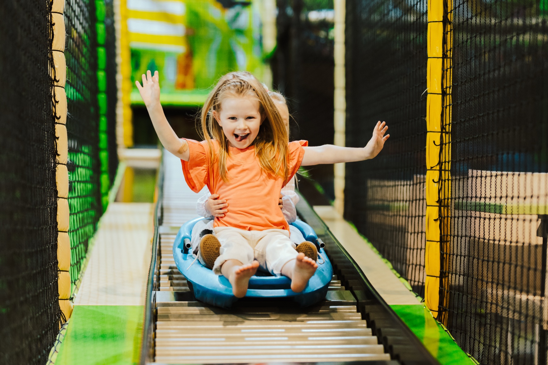 Kinderen op indoor attractie bij Tarzan & Jane